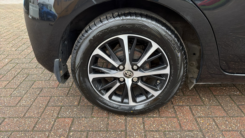 Toyota Yaris 1.5 VVT-i Icon Tech 5dr Petrol Hatchback